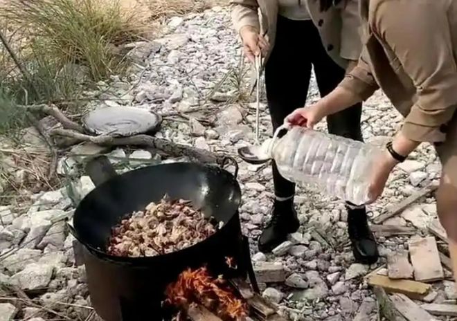 人登山喜欢带着活鸡？不朽情缘mg为何徒步(图12)